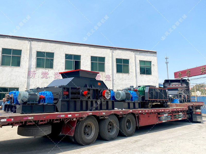 1200*1200雙齒輥破碎機，兩臺900*900軌道移動雙齒輥破碎機發(fā)往云南